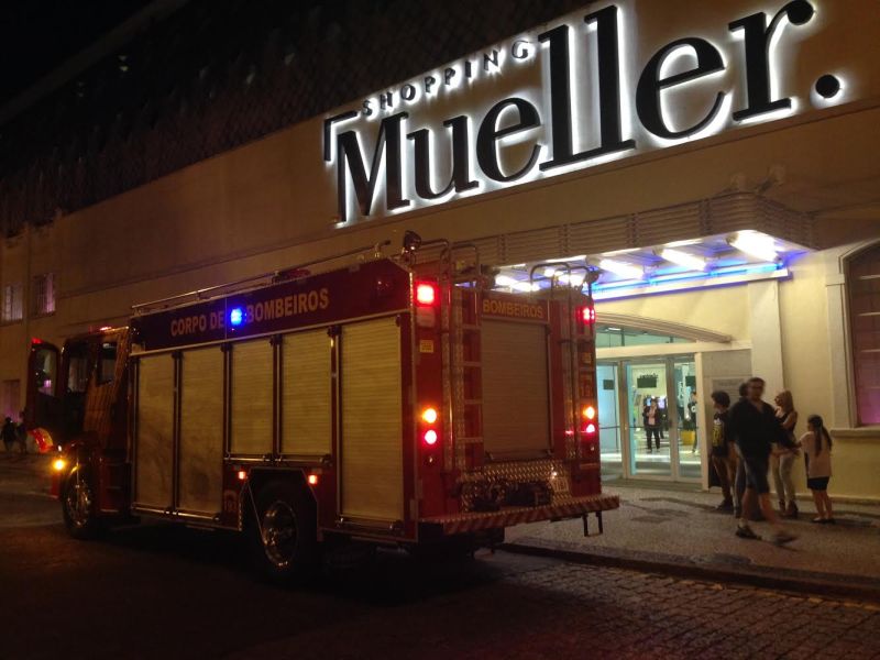 Corpo de Bombeiros chega ao shopping para combater o incêndio | Jéssica Carvalho/Gazeta do Povo