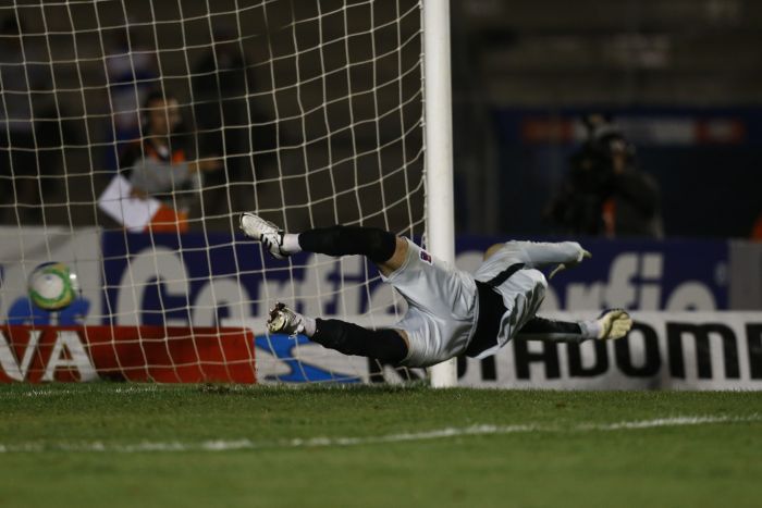 Goleiro Marcos salta, mas não alcança cobrança de pênalti de Obina no empate entre Paraná e América-MG | Felipe Rosa / Tribuna do Paraná
