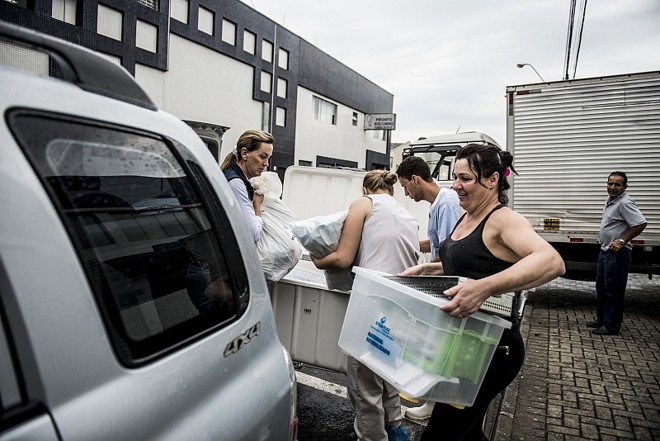 Moradores de Campo Largo se mobilizam para ajudar os afetados pela tempestade neste sábado |