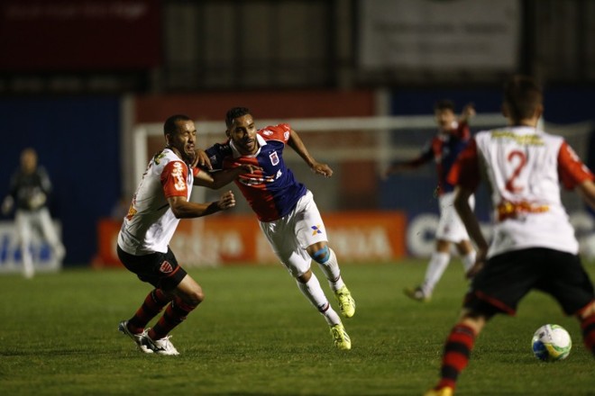 Edson Sitta foi substituído ainda no primeiro tempo de Paraná contra o Oeste |