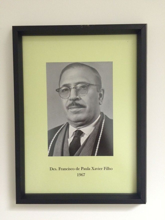 Des. Francisco de Paula Xavier FilhoEm 1931, foi designado para a Promotoria Pública em União da Vitória, onde permaneceu até 1933, quando foi nomeado juiz municipal da cidade de Reserva. Foi nomeado para o cargo de desembargador do Tribunal de Justiça do Paraná em outubro de 1958. Desempenhou as funções de vice-presidente em 1967 e de presidente entre agosto de 1967 e fevereiro de 1969, quando reformulou o modelo da toga, instalou o