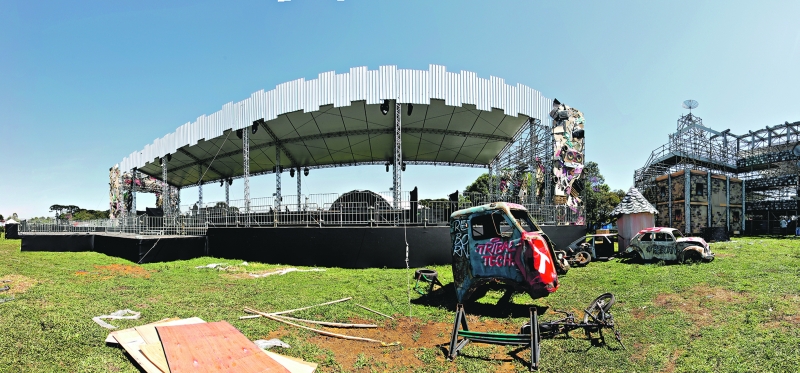A cenografia da Tribaltech 2014 remete a um cenário pós-apocalíptico | Antônio More/Gazeta do Povo