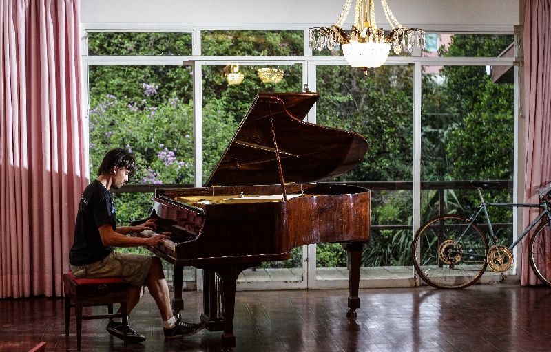 O repertório do pianista inclui bandas como Pink Floyd, System of a Down, Muse e Legião Urbana | Daniel Castellano/Gazeta do Povo