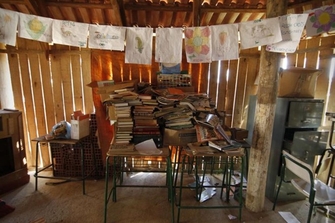 Sem local adequado, livros e materiais didáticos ficam amontoados sobre carteiras |