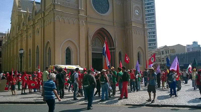 Manifestantes se reuniram por volta das 9 horas em frente à Catedral | Henry Milléo / Agência de Notícias Gazeta do Povo