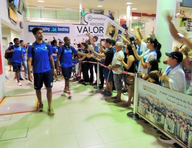 Torcida do Londrina foi recepcionar o time no aeroporto após vitória sobre a Anapolina |