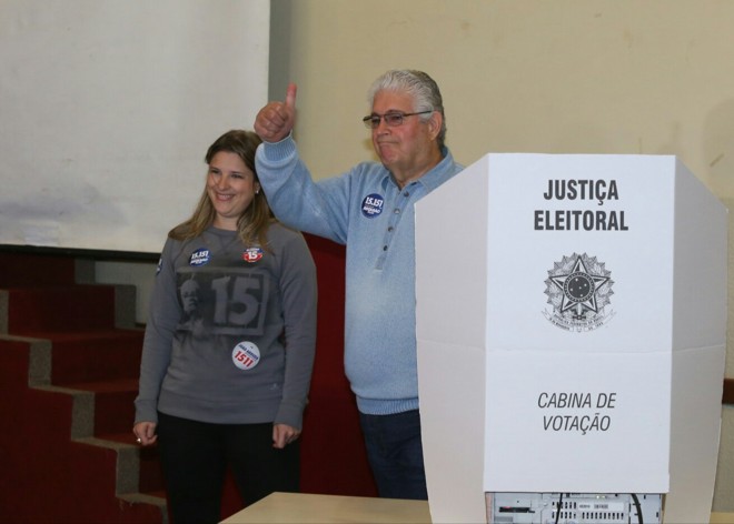 Roberto Requião (PMDB), candidato ao governo do Paraná, votou noColégio Estadual Júlia Wanderley, em Curitiba |