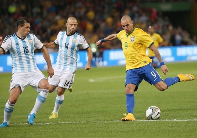 Diego Tardelli foi o destaque da partida | EFE/EPA/HOW HWEE YOUNG