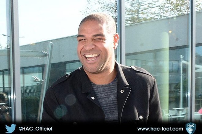 Adriano passeou por Le Havre e terá o fim de semana para decidir se assina com o clube. |