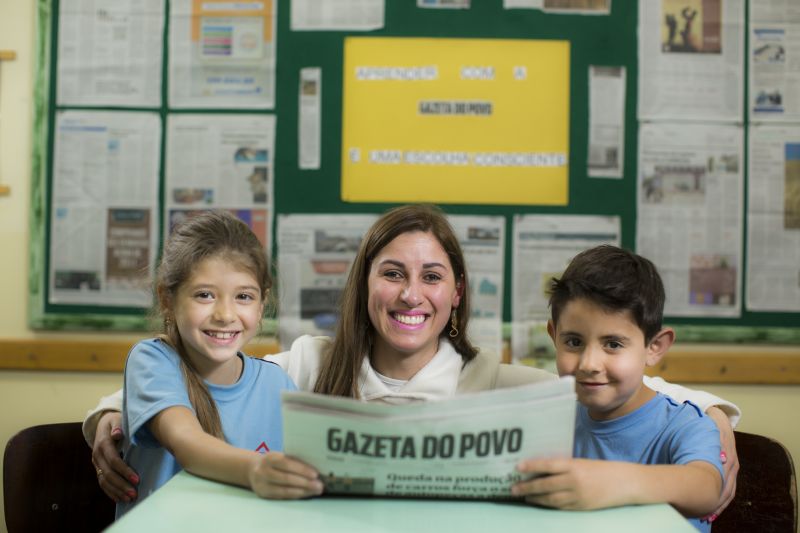 Mariana com dois de seus alunos: Num modelo de educação ultrapassado, o professor só transmitia e o aluno reproduzia | Brunno Covello/ Gazeta do Povo