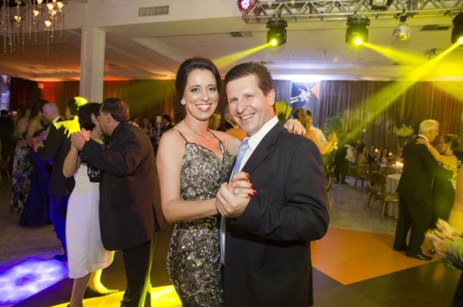 O cirurgião Marco Antônio Pedroni e a mulher, Valéria, no jantar promovido nesta quinta-feira pelo Hospital Marcelino Champagnat em comemoração ao Dia do Médico, no Castelo do Batel |