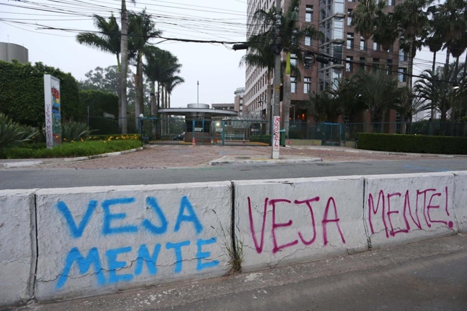 Sede da editoria Abril, em São Paulo, amanheceu pichada | Marcos Bezerra/Folhapress