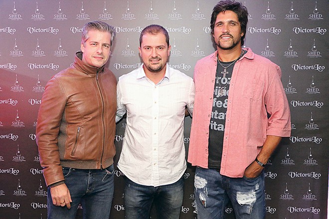 A badalada dupla Victor & Leo com Giocondo Artigas Neto, sócio da Shed Western Bar, no camarim da casa noturna, momentos antes do show, que lotou a casa na última quinta-feira |