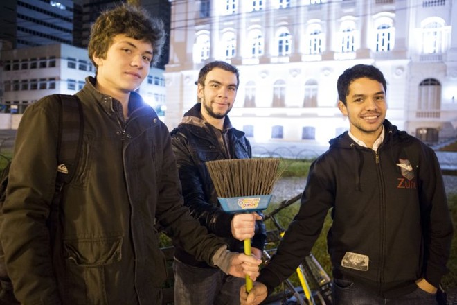 André Guimarães, Ivan Sessarego e Lucas Zago madrugaram para limpar a sujeira deixada por cabos eleitorais | 