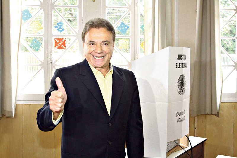 Na seção em que vota em Londrina, no interior do estado, Alvaro Dias estava confiante na vitória | Gilberto Abelha/ Gazeta do Povo