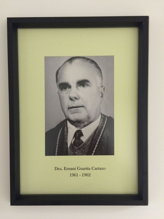 Des. Ernani Guarita CartaxoBacharelou-se pela Faculdade de Direito da Universidade do Paraná em 1925, conquistando o primeiro lugar da turma. Sua primeira nomeação foi para o cargo de procurador da Prefeitura de Curitiba. Foi nomeado promotor público. Em outubro de 1949, foi nomeado para o cargo de desembargador. Em 1945, foi designado ao cargo de membro do Tribunal Regional Eleitoral. No Tribunal de Justiça, ocupou a vice-presidência durante a gestão 1961/62 e a presidência da gestão 1965/1966, impulsionando o progresso das comarcas, principalmente com a construção de fóruns. No magistério, em 1942, prestou concurso para Livre Docência na disciplina de Direito Romano, na Faculdade de Direito da Universidade Federal do Paraná. Em 1944, prestou concurso para a Cátedra na mesma instituição. Exerceu o cargo de diretor daquela unidade universitária de 1953 a 1966. Foi membro da Academia Paranaense de Letras e deixou várias obras. Faleceu em novembro de 1967, em Curitiba. |