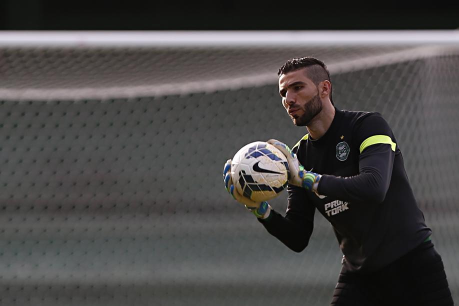 Para o goleiro Vanderlei, com as vitórias no Couto, Coritiba ganhou confiança para agora buscar os resultados fora | Felipe Rosa / Tribuna do Paraná
