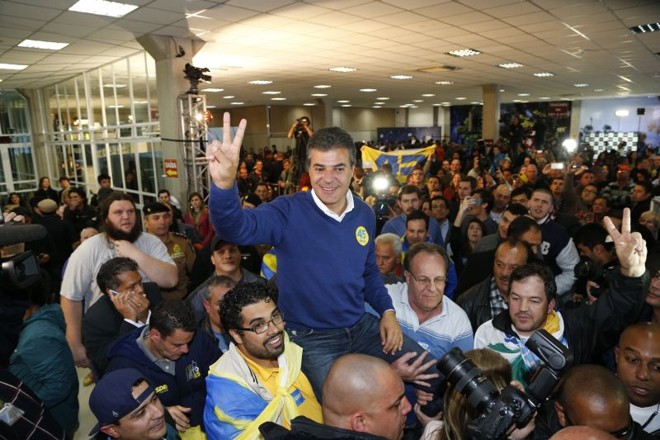 Governador Beto Richa comemora a reeleição após a proclamação do resultado no TRE |