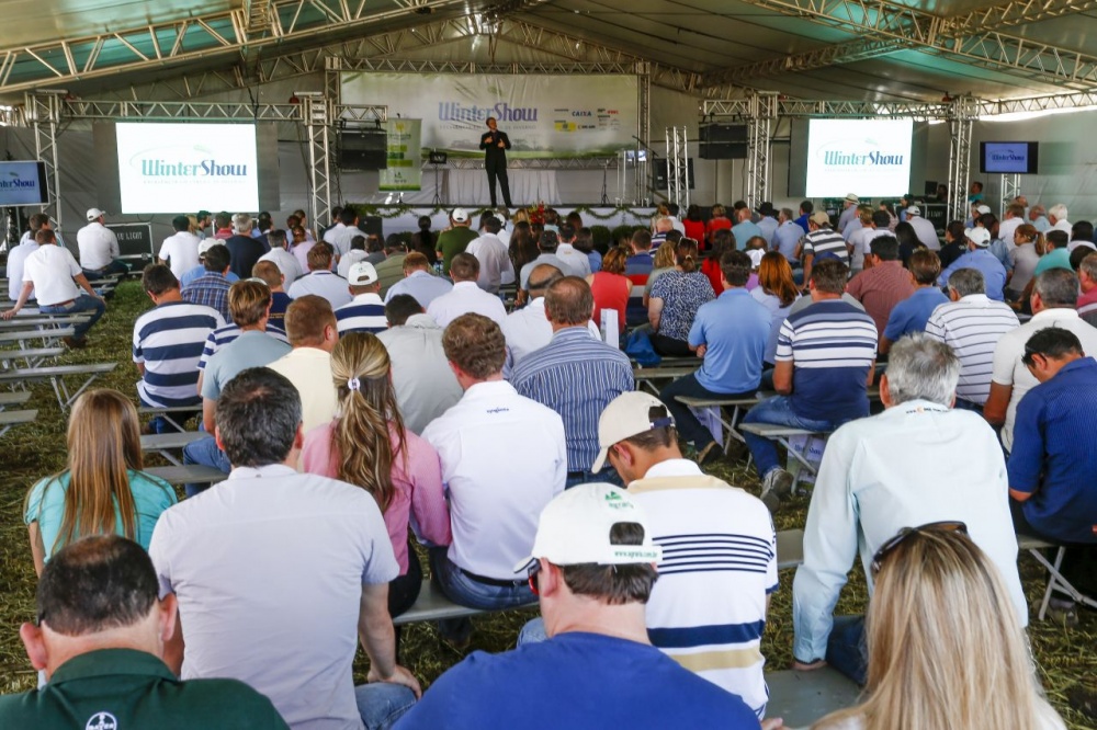 Expedição colhe informações entre produtores na feira da cooperativa Agrária. | Fotos: Hugo Harada/gazeta Do Povo
