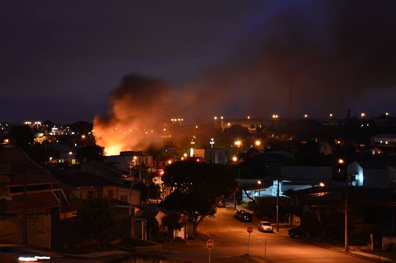 Incêndio tomou conta, inicialmente, de uma casa de madeira, mas logo se alastrou para outras duas residências próximas | Vinicius Boreki/Arquivo Pessoal