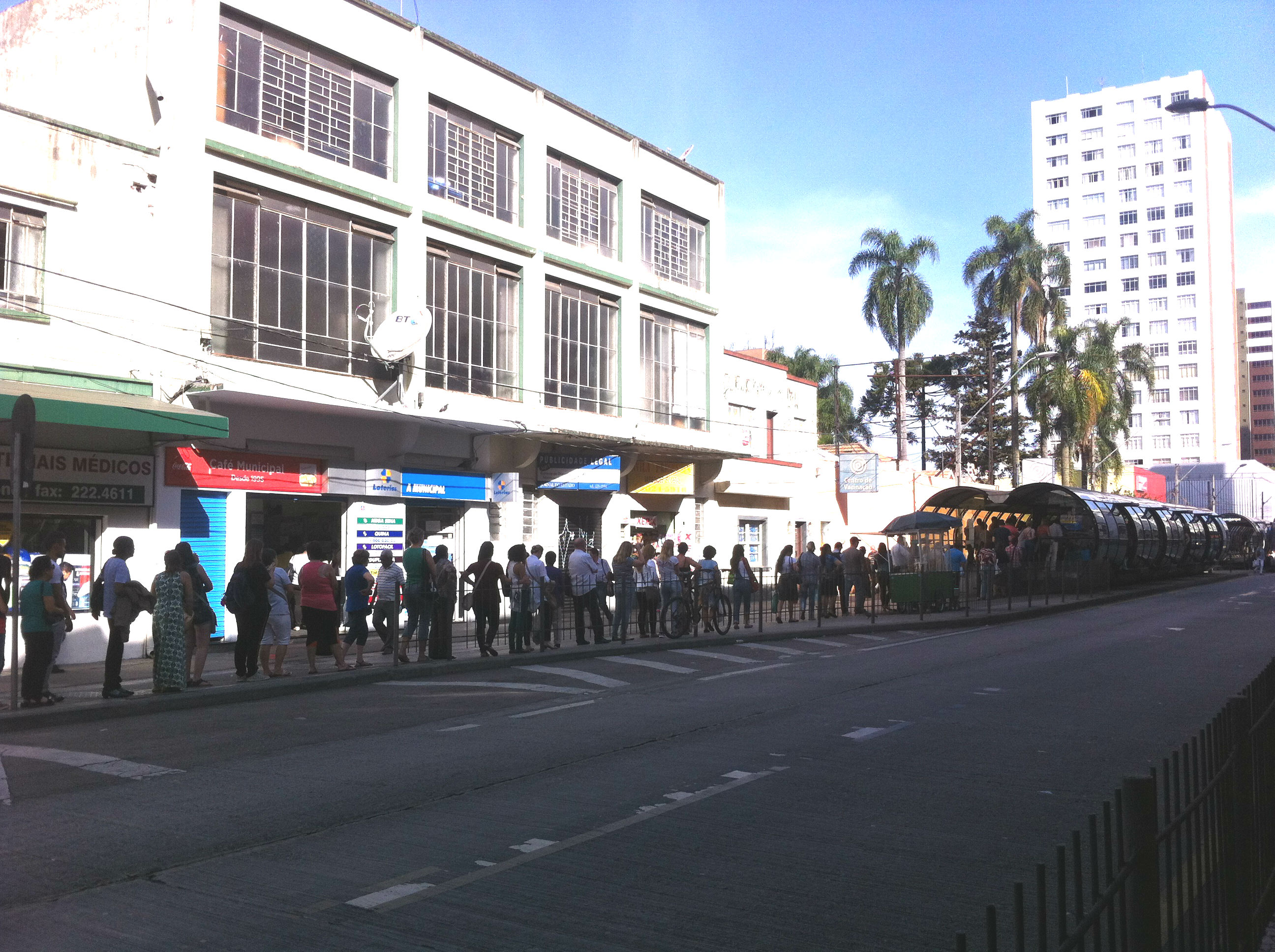 Boqueirão quebra e passageiros fizeram fila no tubo da Rua Lourenço Pinto | Naiady Piva/Gazeta do Povo