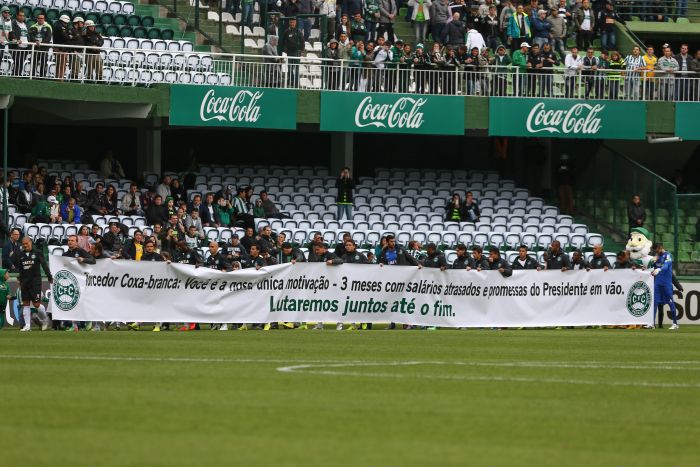 Protesto dos jogadores do Coritiba cobrando o pagamento de salários atrasados antes do Atletiba | Geraldo Bubniak / Folhapress