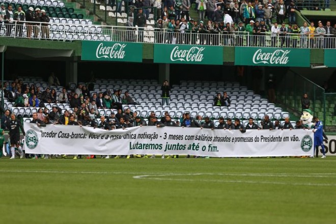 Protesto dos jogadores do Coritiba cobrando o pagamento de salários atrasados antes do Atletiba |