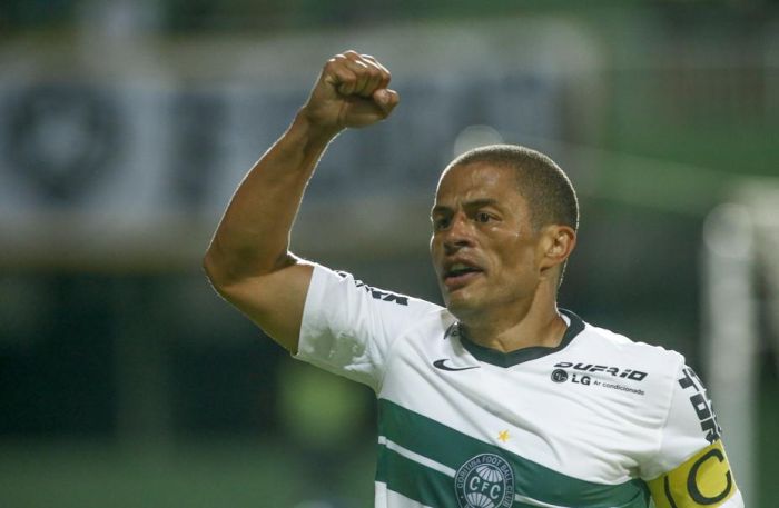 Alex comemora o segundo gol do Coritiba diante do Botafogo: ídolo chegou a ser vaiado pela torcida | Hugo Harada / Gazeta do Povo