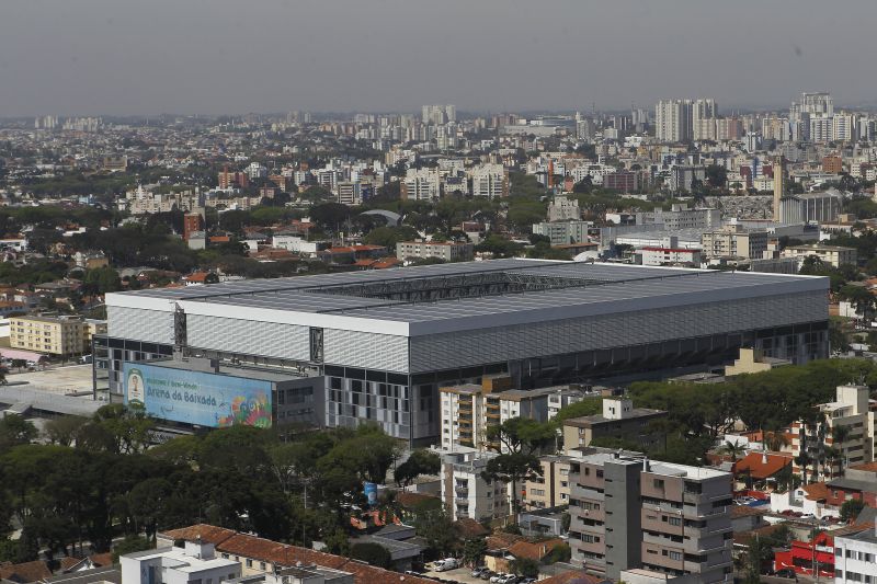 Teto da Arena da Baixada deve recomeçar a ser instalado hoje | Jonathan Campos/ Gazeta do Povo