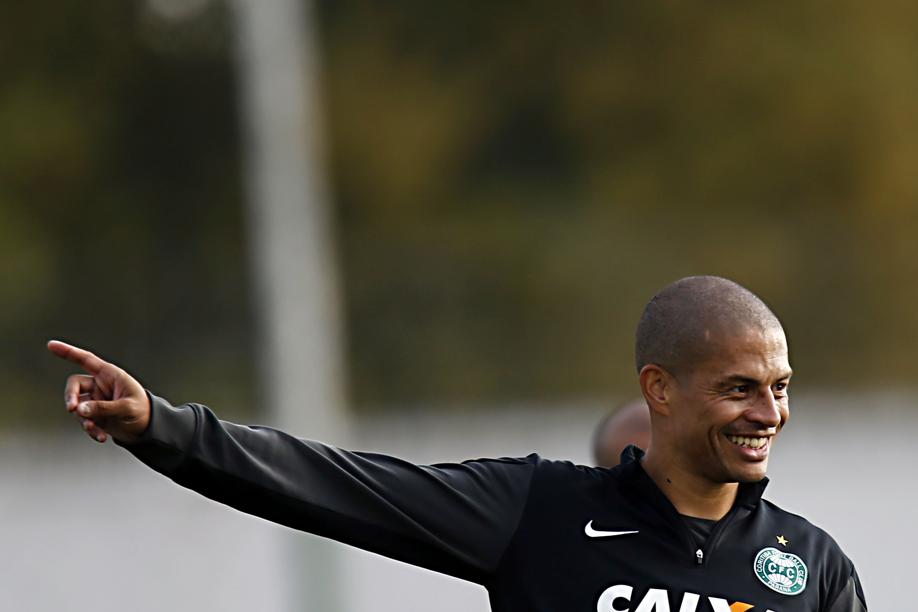 Depois de parar de jogar no fim do Brasileirão, Alex pretende iniciar estágios na Europa para começar a carreira de treinador | Albari Rosa / Gazeta do Povo
