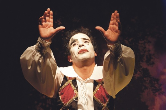 Espetáculo lírico: Chega ao fim a temporada da peça Os Dois Amores de Colombina  a última apresentação acontece no domingo, no teatro do Sesi Portão. Dirigida por Cesar Almeida, o espetáculo, que fala sobre a paixão de um arlequim e um pierrot por uma colombina, celebra os 35 anos de carreira de Isidoro Diniz, produtor do trabalho. O texto é inspirado no poema Máscaras, de Paulo Menotti Del Picchia | 