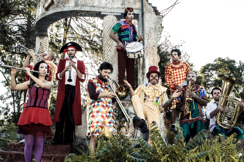 A formação, com instrumentistas de sopro e percussão, se inspira na música de coreto | Rosano Mauro Jr./Divulgação