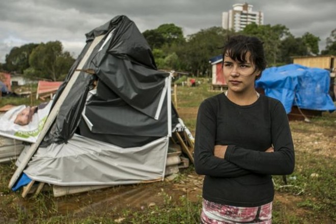 Aos 16 anos, Thaís Camila ocupa um dos lotes, com o marido de 21, anos | 