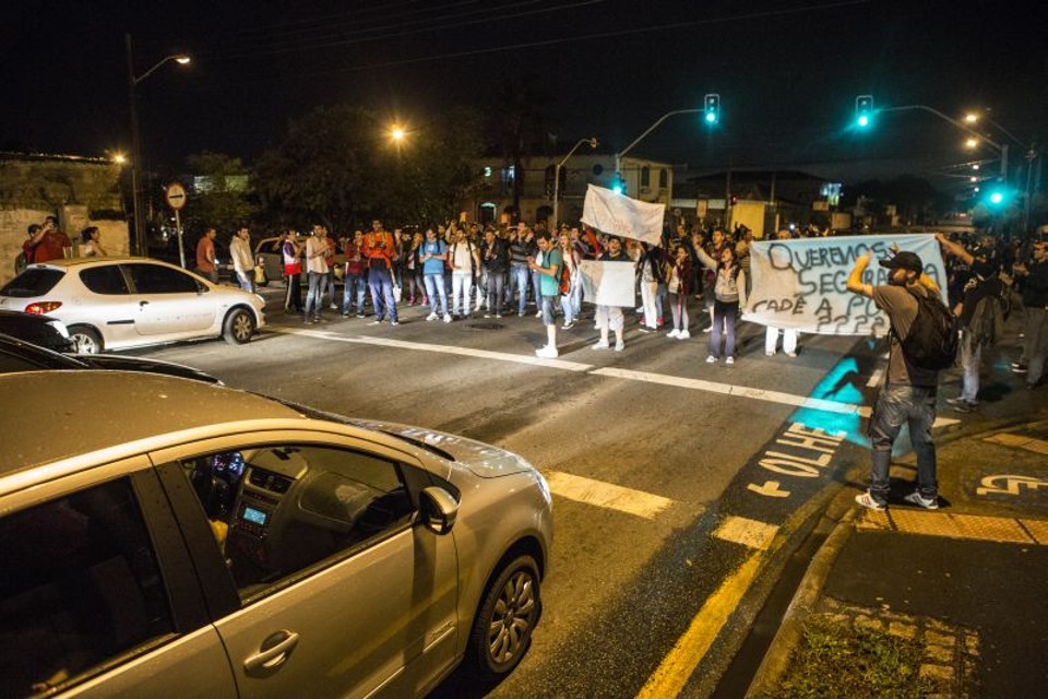Estudantes do Centro Estadual de Educação Profissional de Curitiba protestam por mais segurança nos arredores do instituto: pelo menos três carros são roubados por semana | Brunno Covello/Agência de Notícias Gazeta do Povo