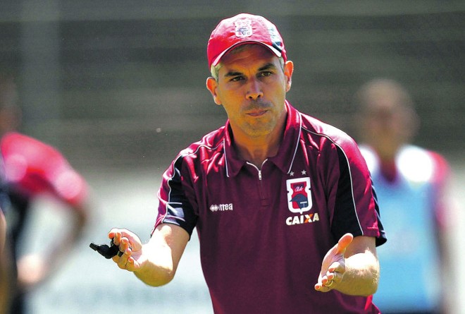 Ricardinho não faz questão de repetir escalações no Paraná | Jonathan Campos/ Gazeta do Povo