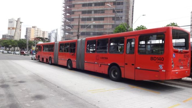 Ônibus biarticulado depredado perto do Passeio Público antes do Atletiba de sábado | 