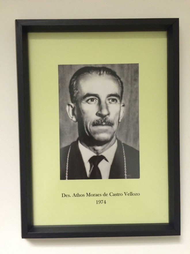 Des. Athos Moraes de Castro VellozoNomeado desembargador em setembro de 1966, passou pelos cargos de: presidente do Instituto dos Advogados do Paraná por três mandatos; conselheiro da Ordem dos Advogados do Brasil Seção do Paraná por vários mandatos, 2º vice-presidente do Tribunal de Justiça no biênio 1973 a 1974, e 1.º vice-presidente em 1974. Eleito corregedor geral da justiça para o biênio de 1975/76, pertenceu ainda à Comissão de Revista de Jurisprudência e à Comissão de Concursos e Promoções. No magistério, a partir de 1953, foi professor de Direito Penal da Faculdade de Direito da Universidade Federal do Paraná. Sua aposentadoria do Tribunal de Justiça foi registrada em maio de 1979. Faleceu em 10 de dezembro de 1991. |