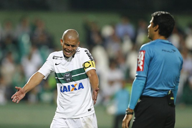 Alex reclama com o árbitro. Ele fez o jogo 200 pelo Coxa | 