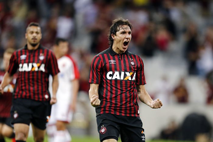 Cléo comemora segundo gol contra o Flamengo observado por Dellatorre: trio encaixou no Atlético | Albari Rosa / Gazeta do Povo