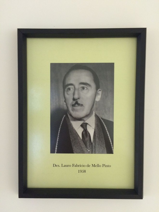 Des. Lauro Fabrício de Mello PintoEm 1931, foi nomeado delegado de polícia da capital, ano em que assumiu também a Promotoria Pública na comarca de Guarapuava. Somente em 1937 prestou concurso pra juiz de direito. Em 1956, foi nomeado, por merecimento, desembargador do Tribunal de Justiça do Paraná. Exerceu a vice-presidência do Tribunal de Justiça no ano de 1958 e a presidência do Tribunal Regional Eleitoral. No magistério, lecionou a disciplina de Direito Civil na Faculdade de Direito de Curitiba. Aposentou-se, a pedido, em dezembro de 1966, dedicando-se, a partir de então, somente ao magistério superior. Faleceu no dia 20 de novembro de 1992, em Curitiba. |