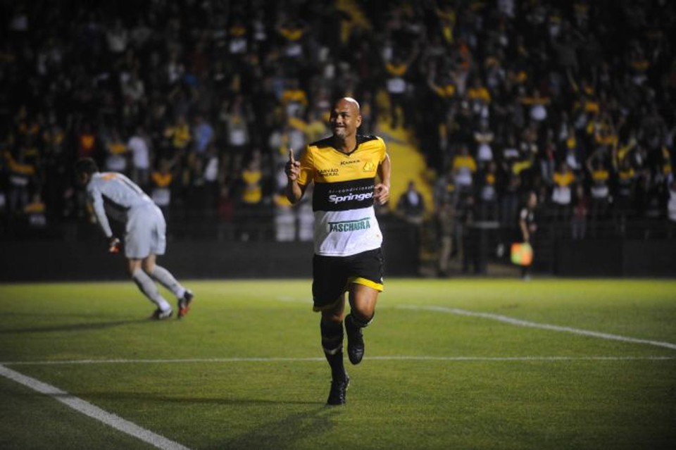 Souza marcou duas vezes na vitória do Criciúma sobre o Atlético-MG | Caio Marcelo / Folhapress