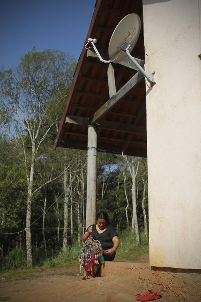 Além de dar aulas de caingangue, Fabiana também mantêm a tradição do artesanato |