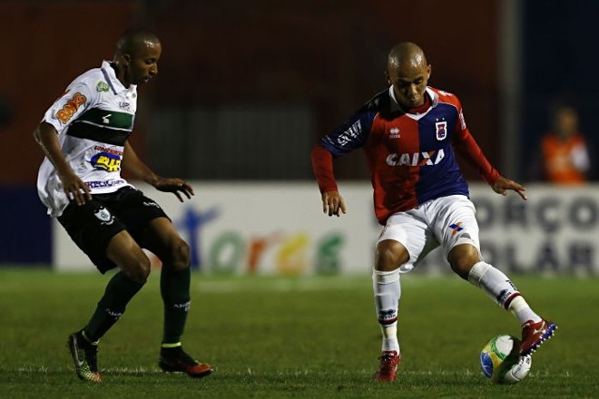 Lateral Paulinho, do Paraná, puxa contra-ataque diante do América-MG |
