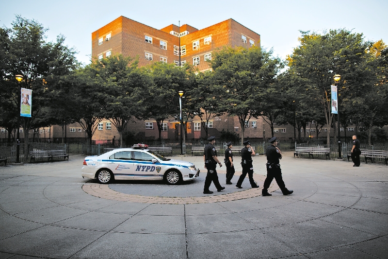Policiais de Nova York adotaram a estratégia de alta visibilidade em áreas perigosas. Abaixo, a partir da esquerda: Shawn Pitts, Ernest Johnson, Pharaoh Pearson e Ernest Payne diante do conjunto habitacional Tilden Houses | Victor J. Blue