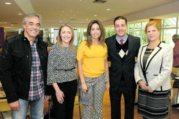 O presidente do Instituto Municipal de Turismo, Caíque Ferrante (à esq.), a coordenadora do projeto Gastronomia Paraná, Jussara Voss, a presidente da Paraná Turismo, Juliana Vosnika, e a presidente da Abrasel-PR, Jilcy Rink (à dir.), prestigiaram o almoço com cardápio paranaense realizado domingo no hotel Mabu Curitiba Convention, na CIC. Os convidados foram recepcionados por Douglas Meneses, executivo da Rede Mabu Hotéis & Resorts | Felipe Medeiros