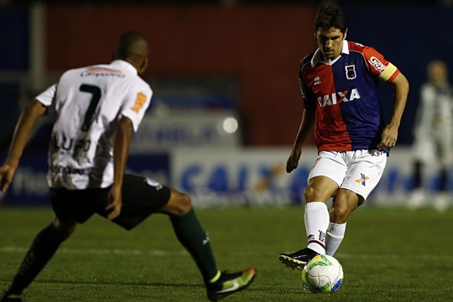 Lucio Flavio passa a bola na partida entre Paraná e América-MG |