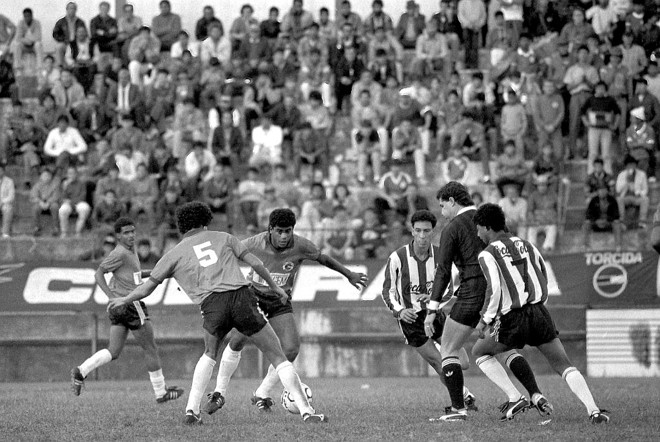 Lance da partida que marcou oficialmente o adeus do Colorado. Empate com o Coritiba amenizou fim vergonhoso | 
