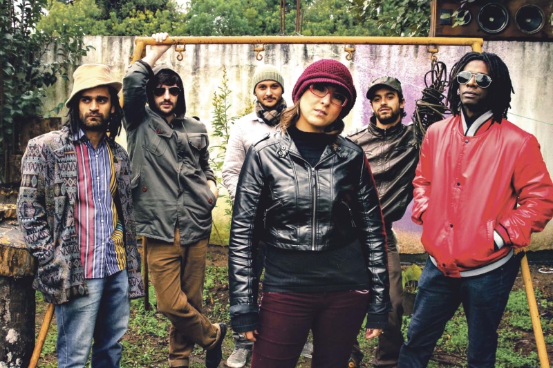 O grupo curitibano (à esq.) convidou o rapper BNegão e o produtor Buguinha Dub. | Leco de Souza/Divulgação