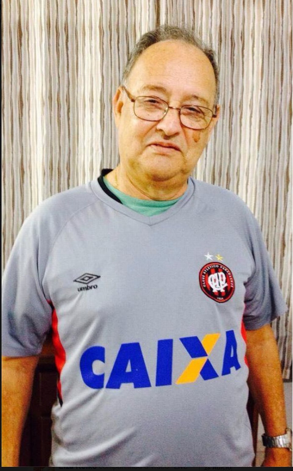 Alceu do Rosário com a camisa dada pelo goleiro Weverton, que o salvou de insultos da torcida do Atlético | Reprodução Facebook