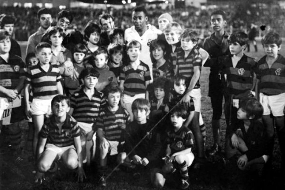 Crianças torcedoras do Atlético cercam Pelé na vitória do Peixe por 2 a 0 em 16 de setembro de 1973 | Arquivo Gazeta do Povo